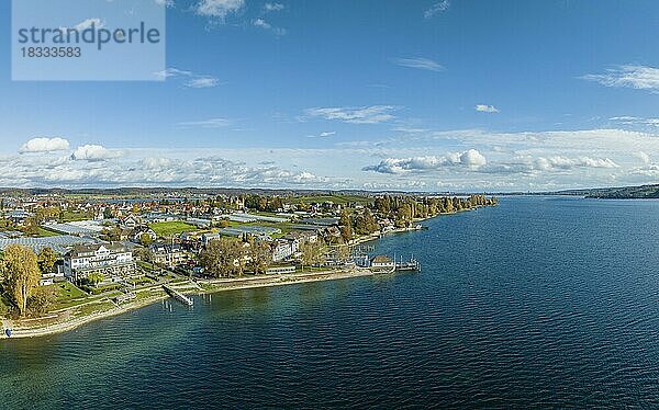 Blick über den Bodensee mit dem südlichen Teil der Insel Reichenau  links unten das traditionelle Strandhotel Löchnerhaus  Mittelzell  Landkreis Konstanz  Baden-Württemberg  Deutschland  Europa