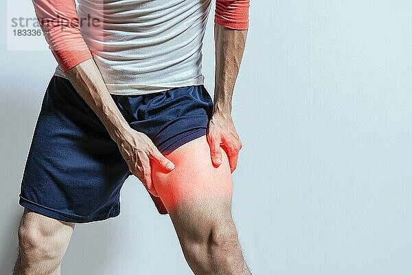 Medizinisches Problem eines Mannes mit Beinmuskelschmerzen. Person mit Beinmuskelschmerzen isoliert. Wunde Mann mit Bein Muskelschmerzen. Menschen mit Beinmuskelentzündung isoliert. Muskeln reißen Konzept