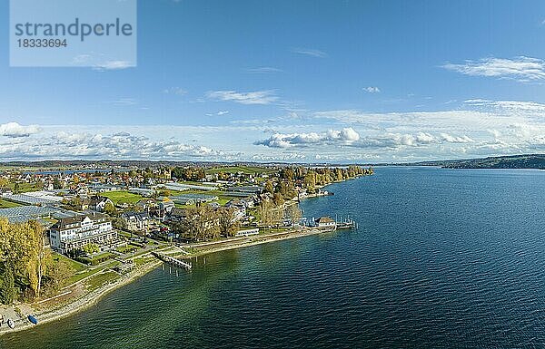 Blick über den Bodensee mit dem südlichen Teil der Insel Reichenau  links unten das traditionelle Strandhotel Löchnerhaus  Mittelzell  Landkreis Konstanz  Baden-Württemberg  Deutschland  Europa