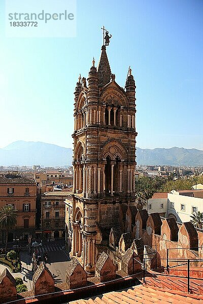 Stadt Palermo  Blick vom Dach der Kathedrale Maria Santissima Assunta auf den massiven Westturm der Kathedrale  UNESCO Weltkulturerbe  Sizilien  Italien  Europa