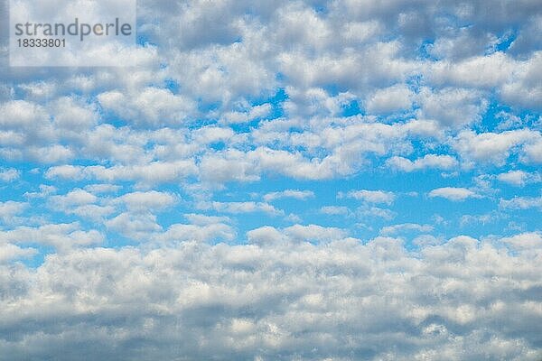 Blue Sky ist teilweise mit weißen Wolken gefüllt