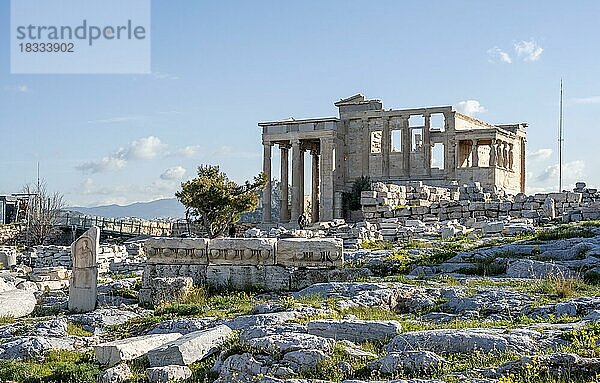 Erechtheion Tempel mit Karyatiden  Karyatidenhalle  Akropolis  Athen  Griechenland  Europa