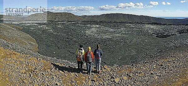 Wanderer blicken auf erstarrte Lava  Fagradalsfjall  Reykjanes  Grindavik  Island  Europa