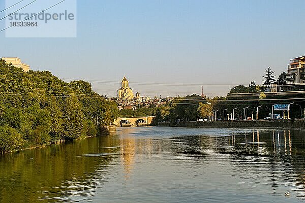 Kura-Fluss-Panorama von Tiflis in Georgien