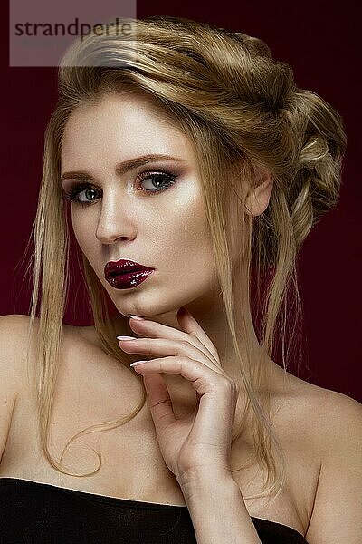 Schönes blondes Mädchen mit perfekter Haut  Abend-Make-up  Hochzeitsfrisur und Accessoires.Beauty Gesicht. Bild im Studio aufgenommen