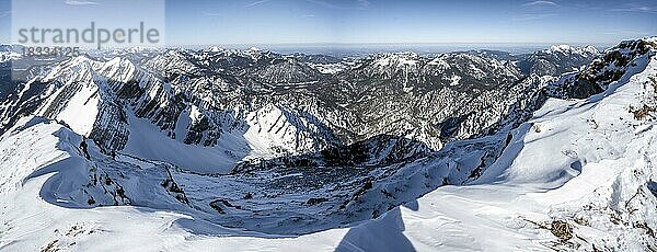 Panoramablick vom Gipfel des Sonntagshorn im Winter  Skitour  hinten verschneite Gipfel des Hirscheck und Vorderlahnerkopf  Bergpanorama der Chiemgauer Alpen  Bayern  Deutschland  Europa