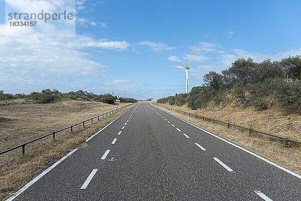 Zufahrtsstraße zum Banjaardstrand mit Windkraftanlagen des Oosterscheldesperrwerks  Kamperland  Zeeland  Niederlande  Europa