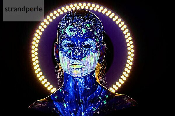 Porträt eines schönen Mädchens mit ultravioletter Farbe im Gesicht. Mädchen mit Neon-Make-up in Farbe Licht