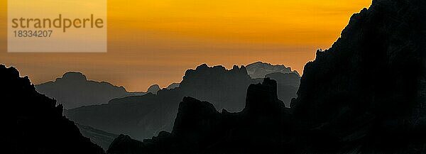 Gebirgsketten bei Sonnenuntergang in den Sextener Dolomiten  Dolomiti di Sesto  Sextener Dolomiten  Naturschutzgebiet in Südtirol  Italien  Europa