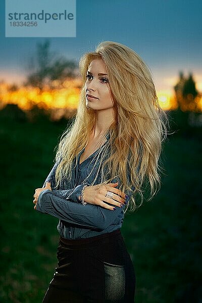 Outdoor-Porträt von hübschen blonde Frau in Sonnenuntergang Zeit