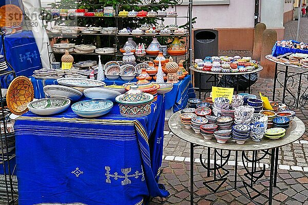 Buntes Geschirr aus lokaler Herstellung wird auf dem traditionellen Weihnachtsmarkt auf dem Kornmarkt in der Heidelberger Innenstadt verkauft  Heidelberg  Deutschland  Europa