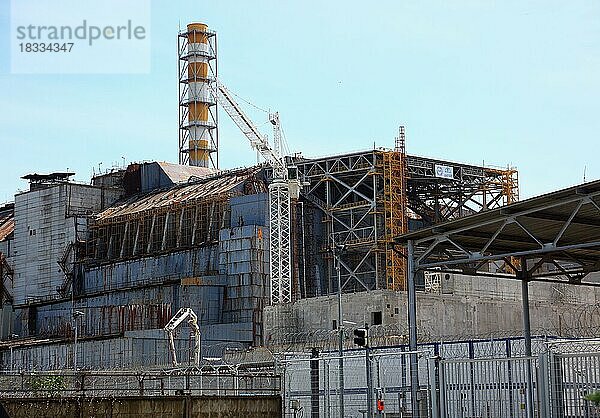 Sperrzone  in der unbewohnbaren 30-Kilometer-Zone um das Kraftwerk von Tschernobyl und der Arbeitersiedlung Pripjat  der Unglücksreaktor des Atomkraftwerks  Ukraine  Europa
