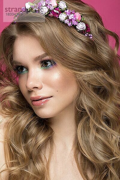 Porträt eines schönen blonden Mädchens im Bild der Braut mit lila Blumen auf dem Kopf. Schönheit Gesicht. Foto im Studio geschossen