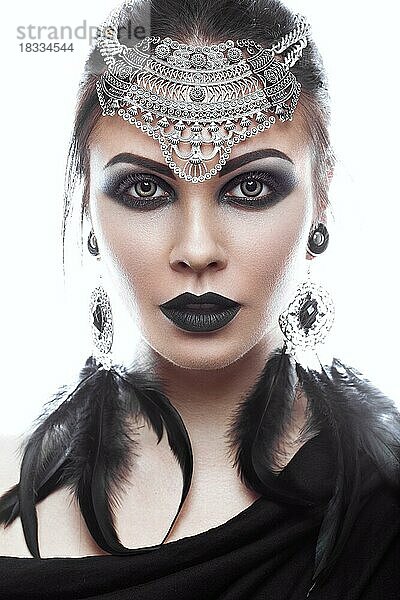 Schönes Mädchen im Stil der schwarzen Königin. Bild für ein Halloween. Fotos im Studio auf einem weißen Hintergrund geschossen