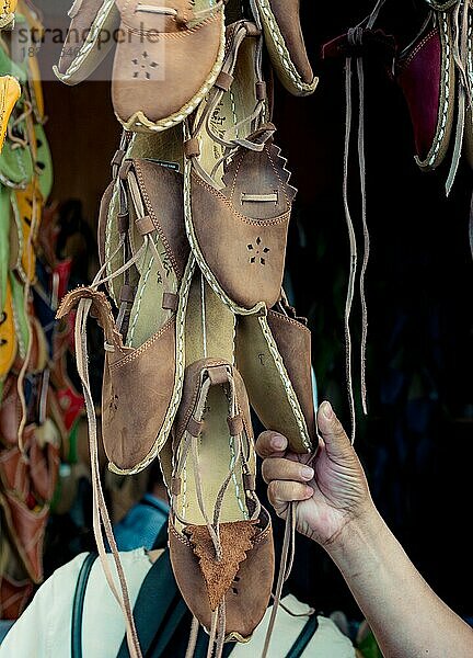 Ein Satz traditioneller handgefertigter Lederschuhe auf einem Basar