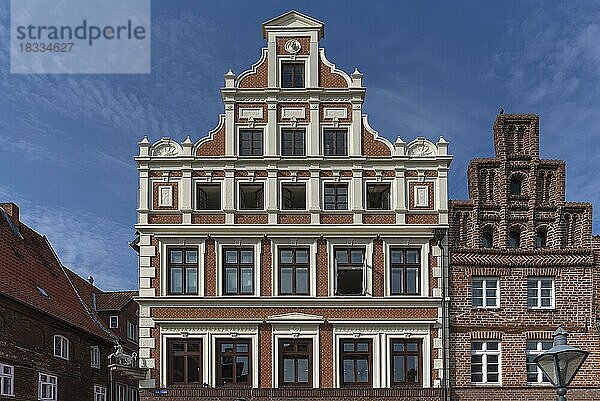Giebelhaus im Stil des Klassizismus  gebaut 1733  Lüneburg  Niedersachsen  Deutschland  Europa