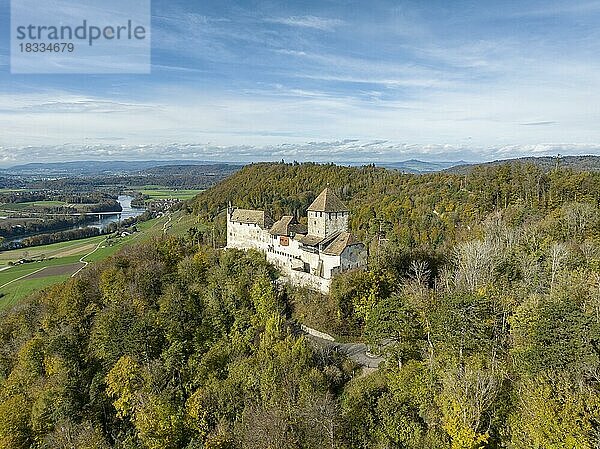 Die Burg Hohenklingen oberhalb von Stein am Rhein  am Horizont die Hegauberge  Kanton Schaffhausen  Schweiz  Europa