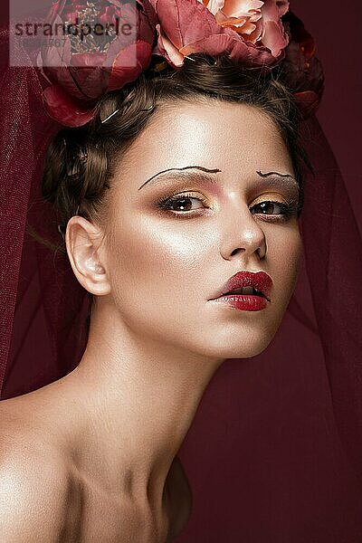 Schönes Mädchen mit Kunst kreative Make-up in das Bild einer roten Braut für Halloween. Schönheit Gesicht. Foto im Studio aufgenommen