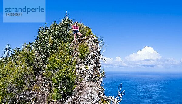 Abenteuer  Wanderin an einer KLippe  Boaventura  Madeira  Portugal  Europa
