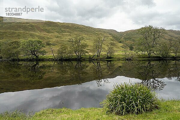 Spiegelung am Fluss Orchy  Glen Coe Tal  Highlands  Hochland  Schottland  Großbritannien  Europa