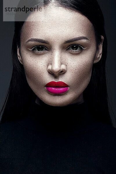 Schöne brünette Mädchen in einem schwarzen Kleid  glattes Haar und trendy Make-up. Glamour Schönheit Gesicht. Fotos im Studio geschossen