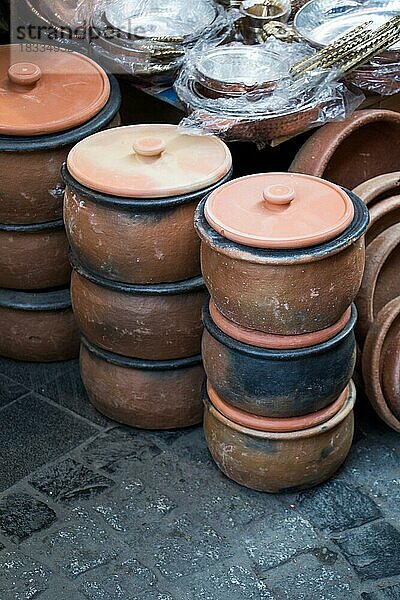 Traditionelle Töpferwaren aus Ton auf dem Verkaufsmarkt in Istanbul in der Türkei