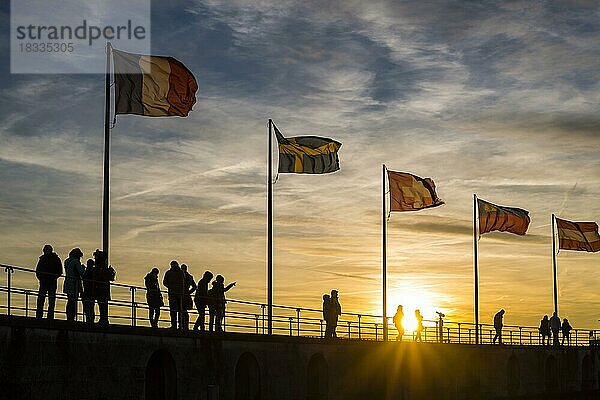 Menschen  Silhouetten  Fahnen  Hafen in Lindau am Bodensee  Bayern  Deutschland  Europa