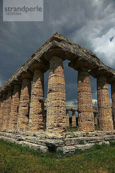 Die Basilika  Heratempel  in Paestum  Kampanien  Italien  Europa