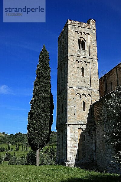 Kloster  Turm der Abtei Sant Antimo nahe Castelnuovo dell'Abate  Toskana  Italien  Europa