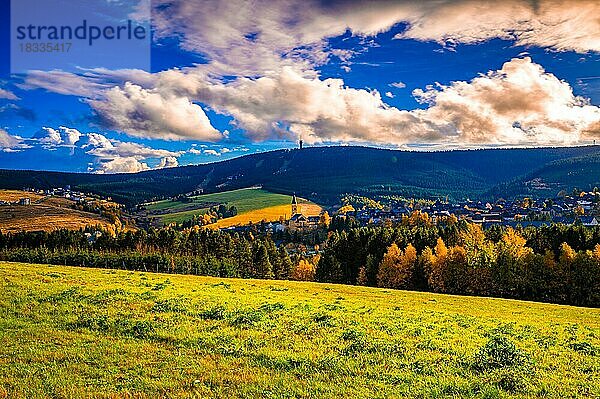Blick über den Ort Oberwiesenthal im Herbst im Erzgebirge bei Sonnenuntergang zum Keilberg in der Tschechischen Republik  Oberwiesenthal  Sachsen  Deutschland  Europa
