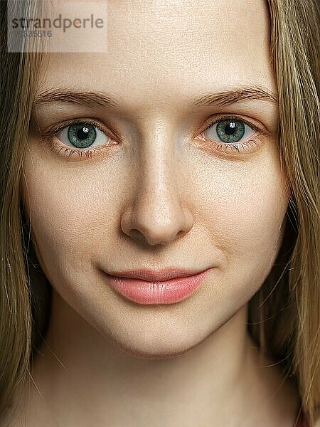 Close-up-Porträt einer schönen jungen Frau mit perfekter Haut und ohne Make-up