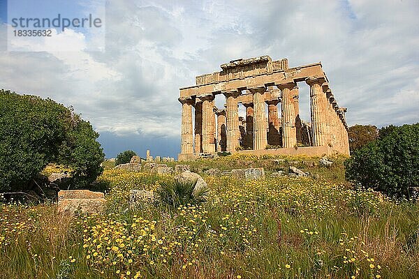 Selinunt  Tempel E in der archaeologischen Ausgrabungsstaette von Selinunte  Provinz Trapani  Sizilien  Italien  Europa