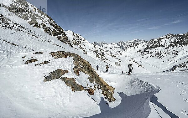 Skitourengeher in einem Hochtal  beim Aufstieg zum Sulzkogel  Kühtai  Stubaier Alpen  Tirol  Österreich  Europa