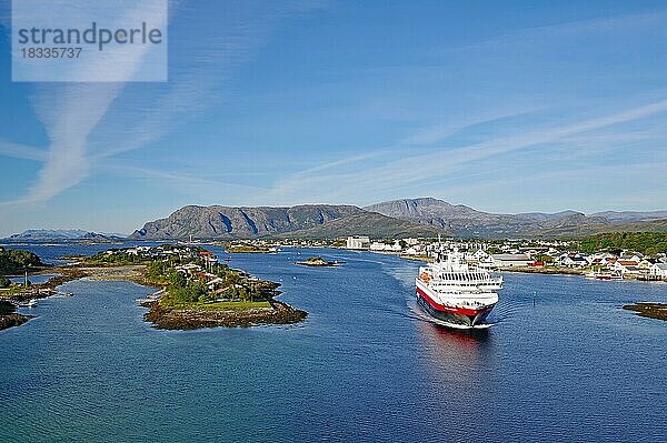 Hurtigrutenschiff von oben  Insel und Berge  Bronnöysund  Helgeland  Nordland  Norwegen  Europa