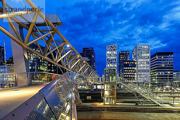 Oslo Skyline moderne Stadt Architektur Gebäude mit Brücke im Barcode District bei Nacht in Oslo  Norwegen  Europa