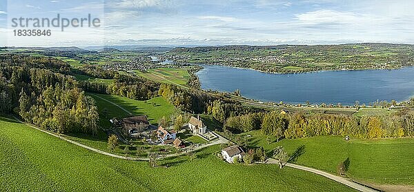 Blick vom thurgauischen Seerückenhang auf die Hofsiedlung Klingenzell mit der Marienwallfahrtskapelle Patronin Schmerzensmutter Maria  hinab zum Untersee mit den Ortschaften Eschenz und Stein am Rhein  gegenüber die Halbinsel Höri  mit der Ortschaft Öhningen  Kanton Thurgau  Schweiz  Europa