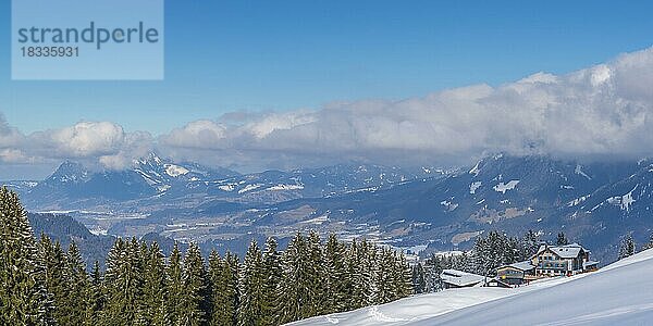 Bergstation Söllereck  dahinter das Illertal und der Grünten  1738m  Allgäuer Alpen  Bayern  Deutschland  Europa