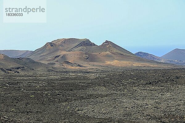 Gebirgskette mit Vulkanen im Nationalpark Timanfaya  Lanzarote  Kanaren  Spanien  Europa