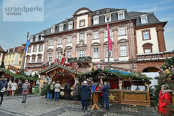 Verkaufsstand mit Street Food während des traditionellen Weihnachtsmarktes in der Heidelberger Innenstadt vor dem wunderschönen historischen Rathaus  Heidelberg  Deutschland  Europa
