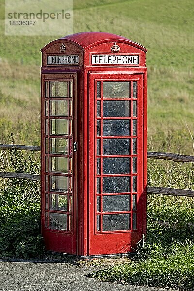 Traditionelle Telefonzele  beim Seven Sisters Country Park  South Downs  East Sussex  England  Großbritannien  Europa