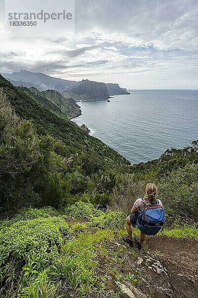 Wanderin am Wanderweg Vereda do Larano  Steilküste  Madeira  Portugal  Europa