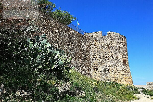 Castellammare del Golfo  Gemeinde in der Provinz Trapani  Mauer und Turm vom Kastell aus dem 14. Jahrhundert  Sizilien  Italien  Europa