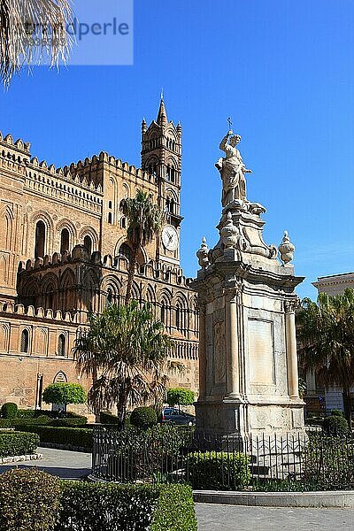 Stadt Palermo  die Kathedrale Maria Santissima Assunta  davor die Statue von Santa Rosalia  die Schutzpatronin von Palermo  UNESCO Weltkulturerbe  Sizilien  Italien  Europa