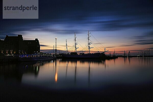 Segelschulschiff Gorch Fock  Langzeitbelichtung in der Abenddämmerung  Gegenlicht  Hafen Stralsund  Deutschland  Europa