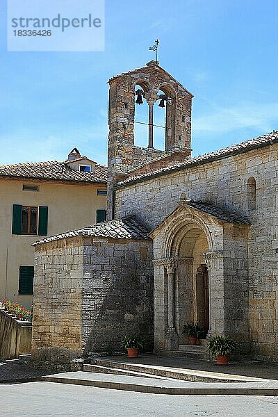 Im historischen Ort San Quirico d'Orcia  Kirche  Chiesa di Santa Maria Assunta  Toskana  Italien  Europa