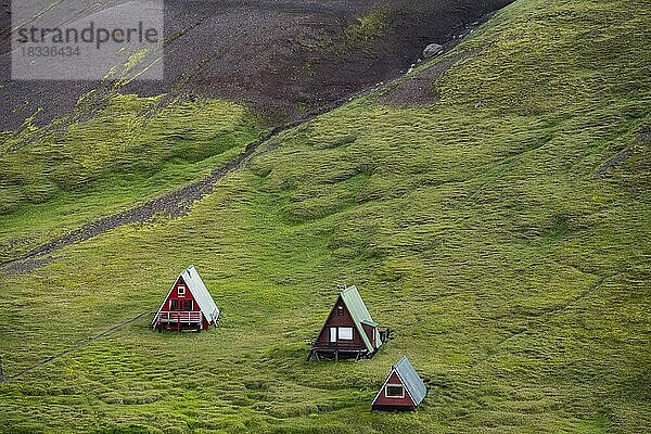 Hütten zwischen Vulkanlandschaft mit schwarzem Sand und grünem Gras  Ásgarður  Kerlingarfjöll  isländisches Hochland  Island  Europa