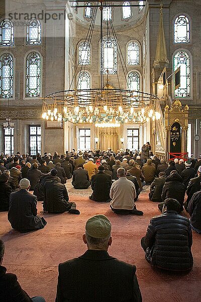 Innenraum einer Moschee aus osmanischer Zeit mit Menschen in Istanbul