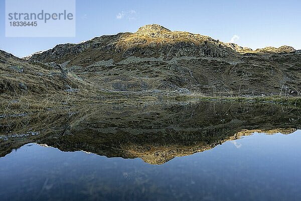 Spiegelung und Blick auf die Berge am Bernina Pass  Engadin  Schweiz  Europa