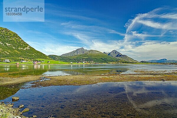 Glasklare Bucht mit seichtem Wasser  grüne Berglandschaft  Leknes  Vestvågøy  Nordland  Norwegen  Europa