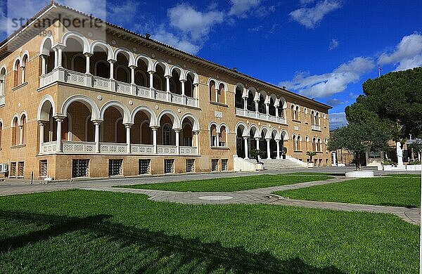Nikosia  Lefkosia  Erzbischöflicher Palast am Kyprianou Square  Zypern  Europa